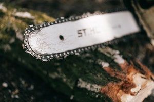 Cutting Logs With Chainsaw overbucking